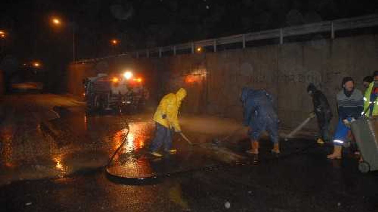 Adıyaman Belediyesi ekipleri sel sonrası temizlik çalışmalarını sürdürüyor