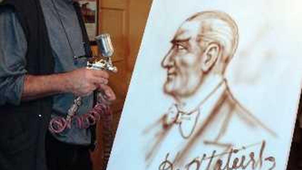 Emekli resim öğretmeni 3,5 dakikada Atatürk portresi çiziyor