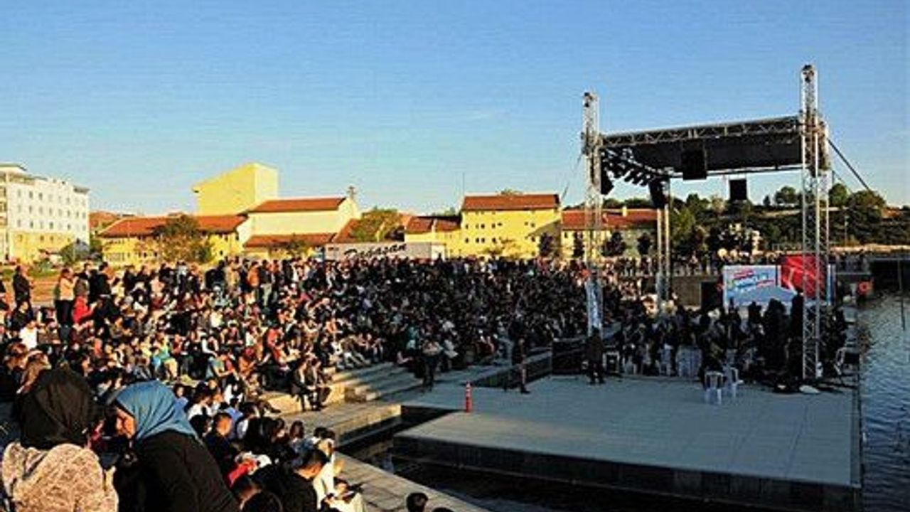 Gençlik şöleninde müzik, halk oyunları ve ritim kulüpleri gönülleri fethetti