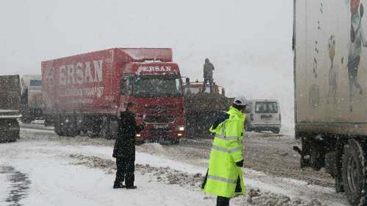 Iğdır'da kar yolları kapadı, araçlar mahsur kaldı