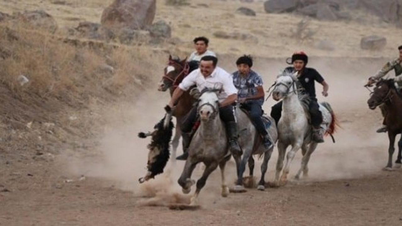 Kırgızlar, 5 bin yıllık ata sporlarını yaşatmaya çalışıyorlar