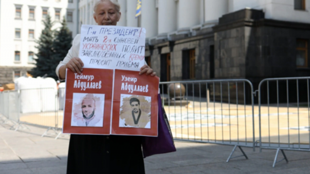 Kırım Tatar siyasi tutsakların annesi, Ukrayna Cumhurbaşkanlığı önünde ikinci kez eylem düzenledi