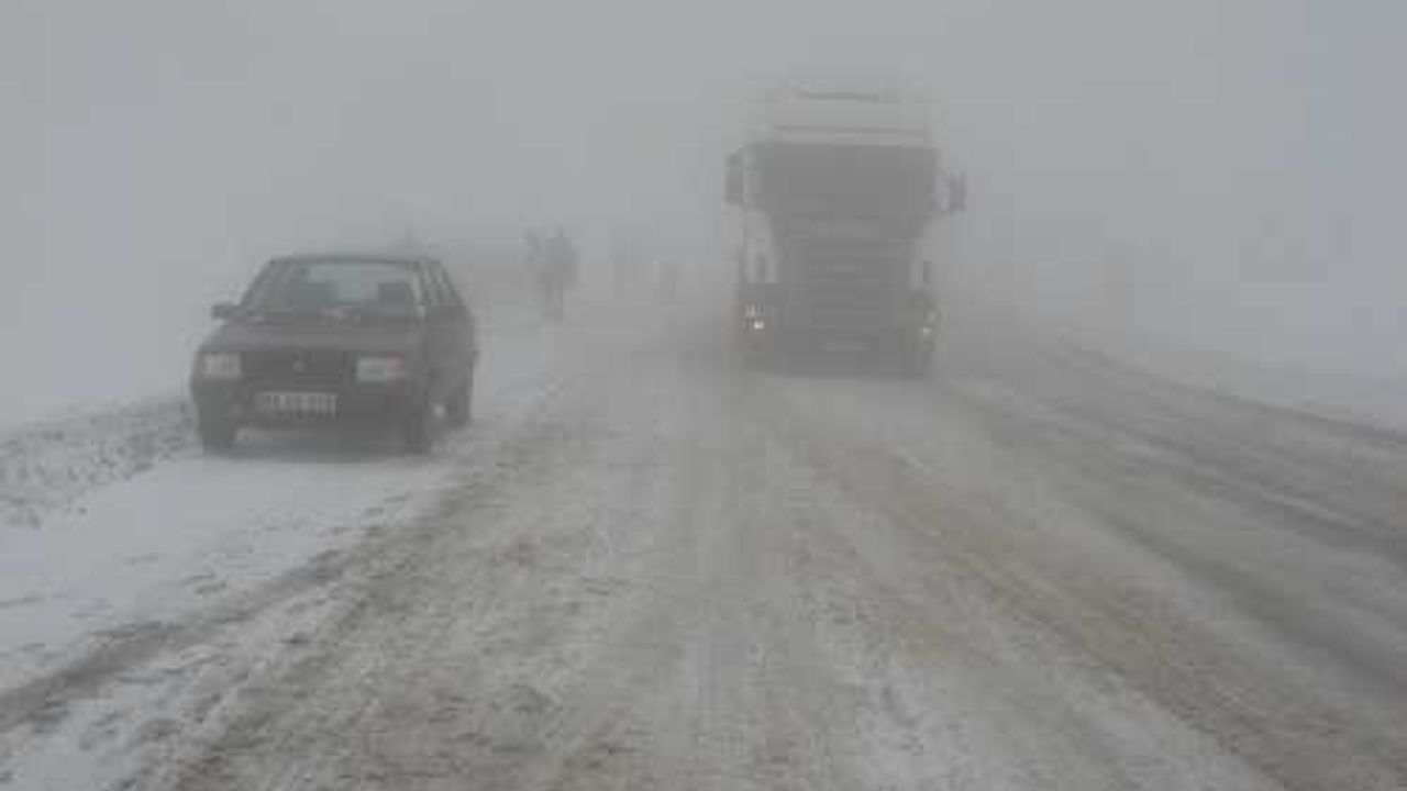 Kop Dağı'nda olumsuz hava şartları yüzünden araçlar yoldan çıktı