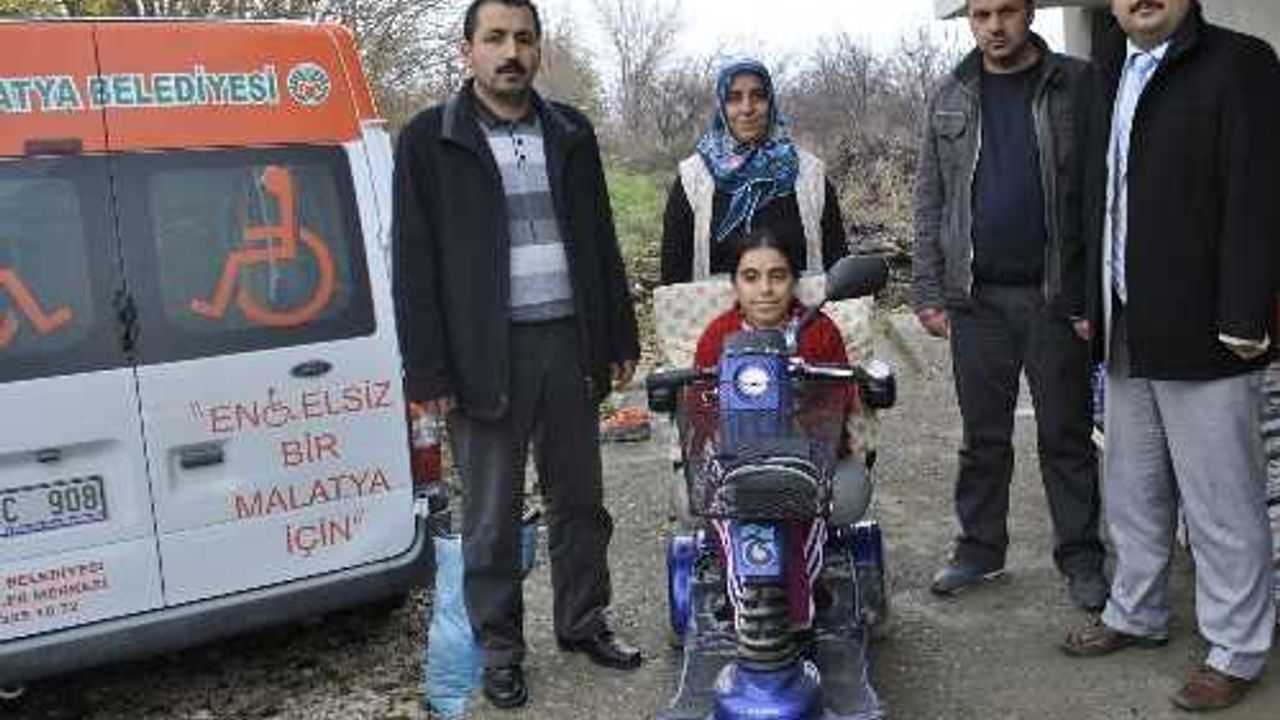 Malatya'da 3 engelliye akülü araç hediye edildi