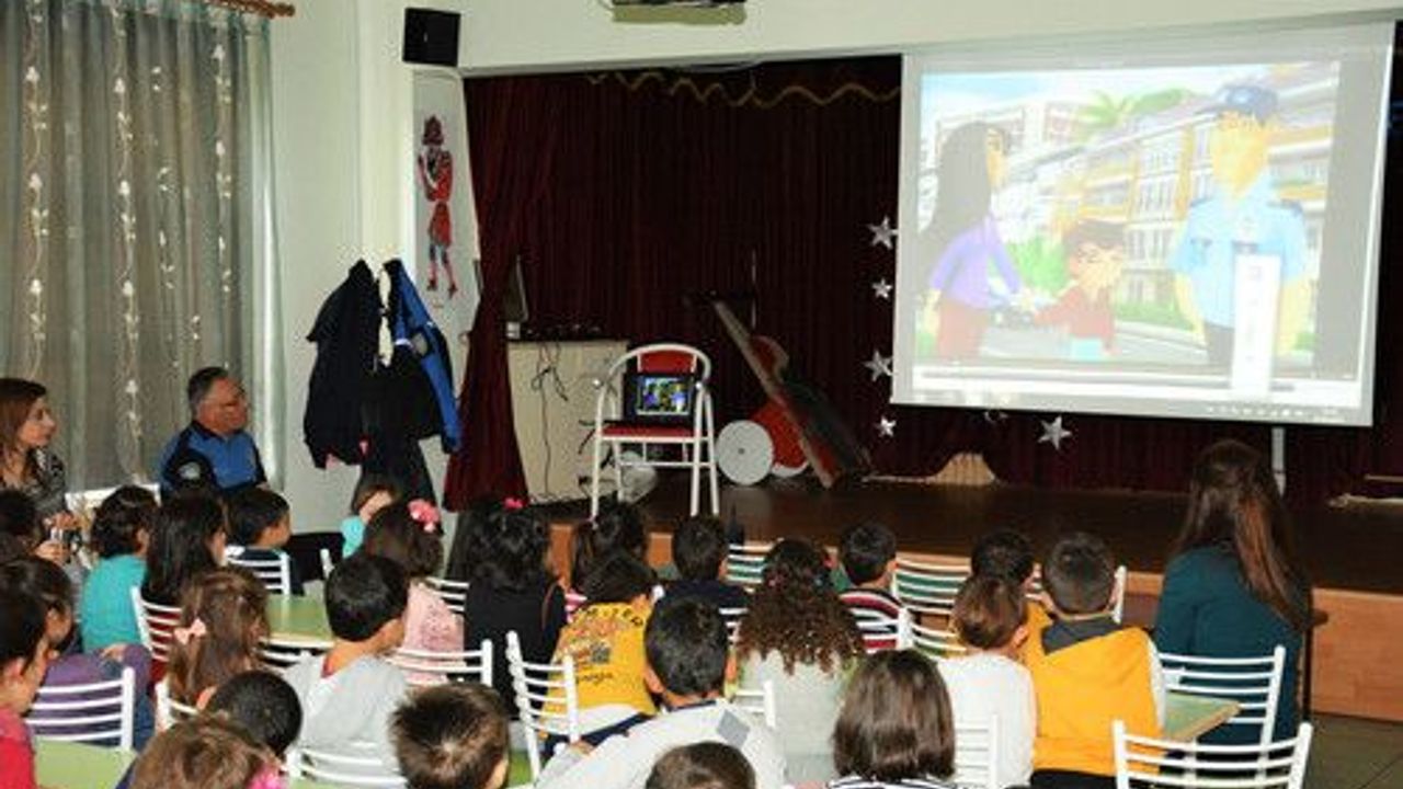 Polisten anaokulu öğrencilerine çizgi filmli trafik eğitimi