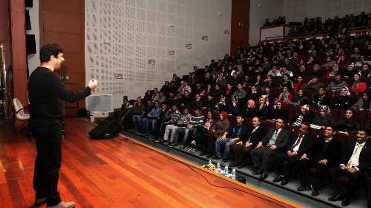Recep Demirkaynak'tan Adıyaman Üniversitesi'nde stand up gösterisi