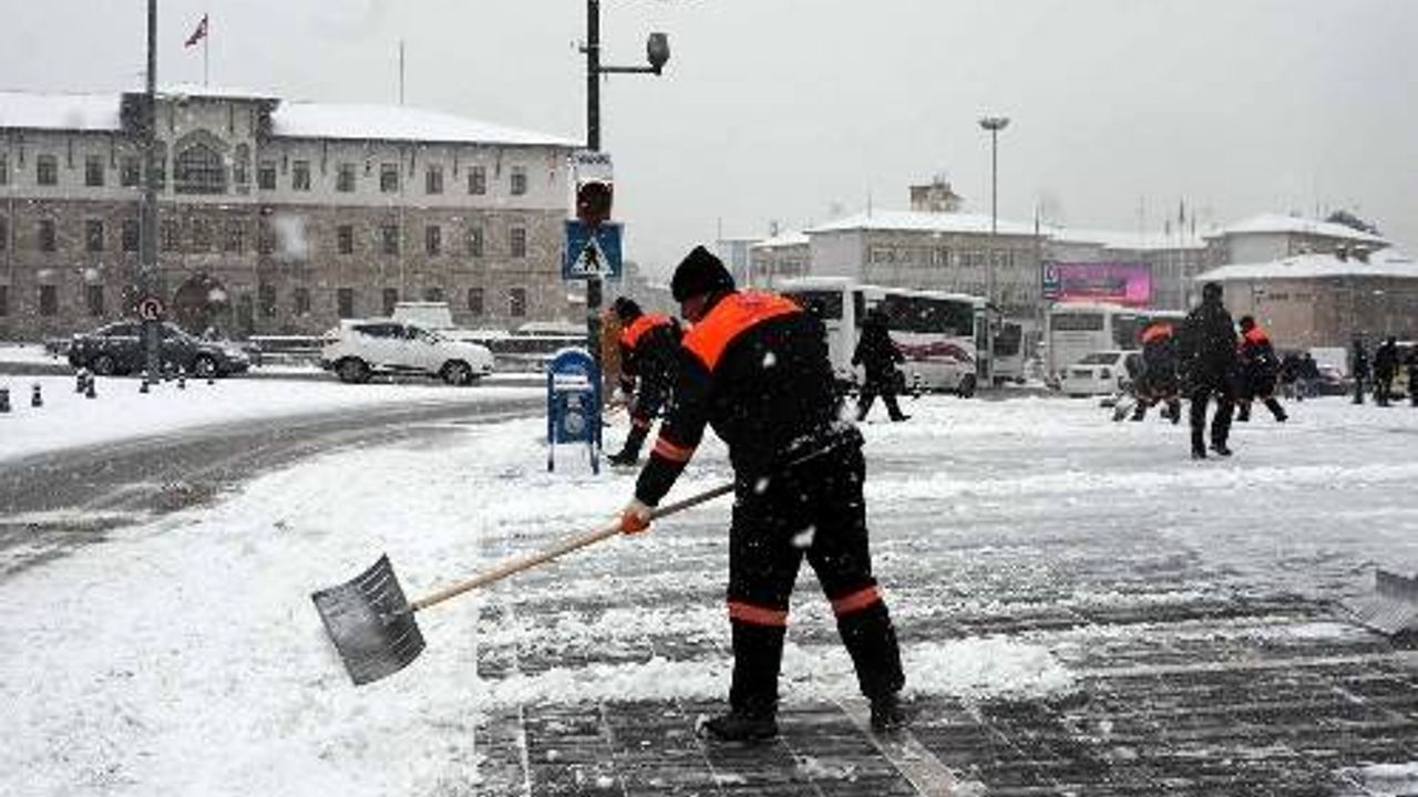 Sivas'ta kar yağışı başladı, arabalar yolda kaldı