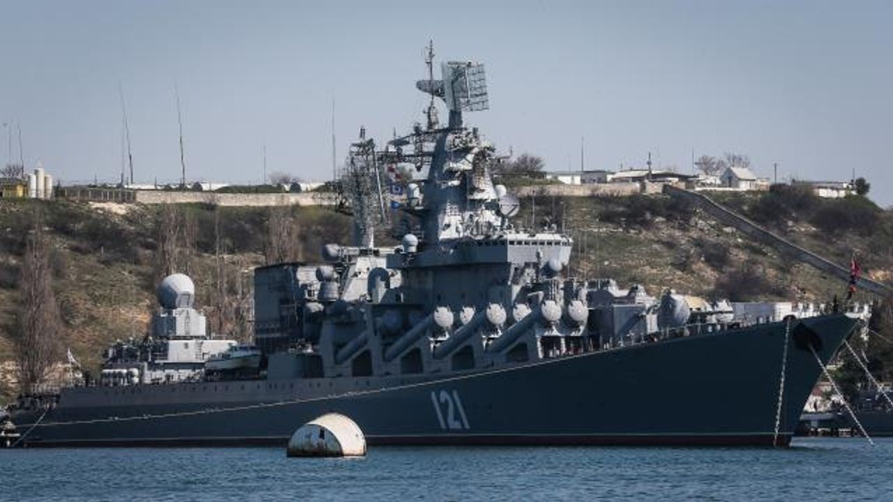 Rusya: "Kruvazör gemisi Moskova, çıkan yangında mühimmatın infilak etmesiyle ağır hasar gördü"
