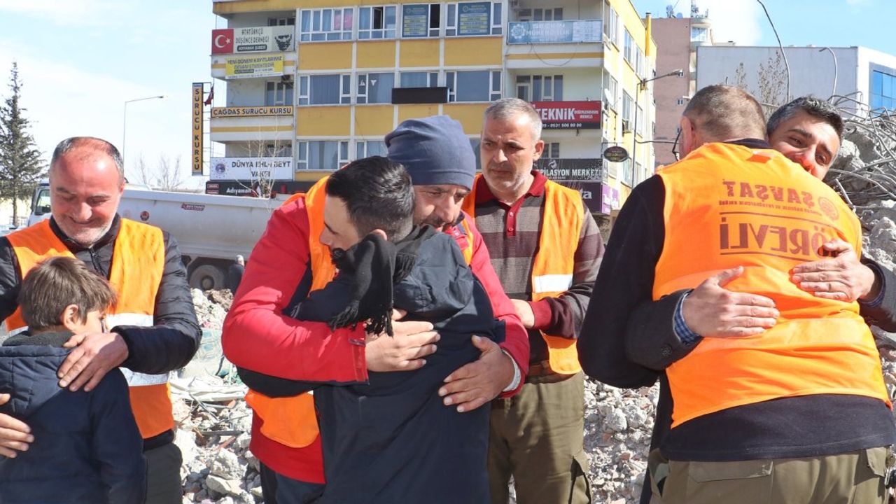 Depremzede Esma'dan, AFAD gönüllüsüne ağlatan istek: Beni çıkartmaya ayağım engel oluyorsa kesebilirsiniz