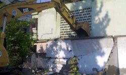 Akdeniz Belediyesi 2 metruk binayı yıktı