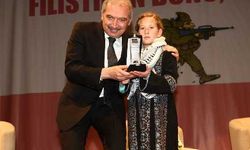 Filistinli Ahed Tamimi ‘Hanzala Cesaret Ödülü’nü aldı