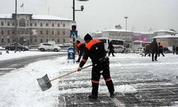 Sivas'ta kar yağışı başladı, arabalar yolda kaldı