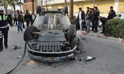 Tarsus’ta otomobil takla attı: 2 yaralı