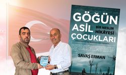 Ülkücü Yazar Savaş Erman, yeni kitabını Sabri Şenel’e hediye etti