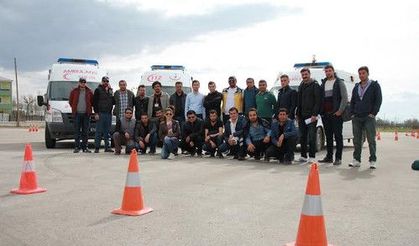 Ambulans şoförleri ve acil tıp teknisyenlerine ileri sürüş eğitimi