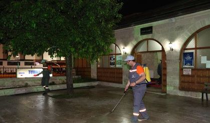 Camiler gül suyu ile yıkanıyor