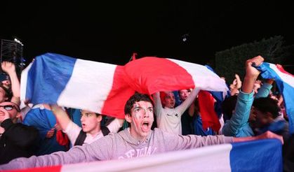 EURO 2016'da taraftarlar maç heyecanını Eyfel Kulesi önünde yaşadı