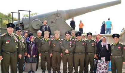Gaziler, Çanakkale Şehitliği'ni ziyaet ederek dedeleri için dua etti