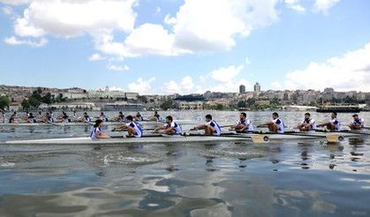 Haliç’e kürekler indi üniversite ve kulüpler kıyasıya çekişti