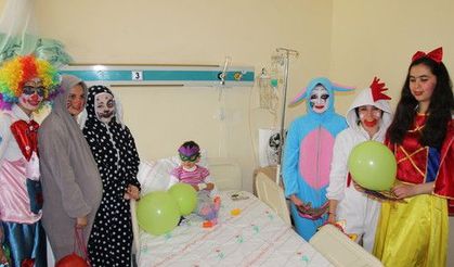 Hastanede yatan çocuklar moral buldu
