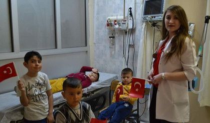 Hastaneye gelen çocuklara Türk bayrağı hediye edildi