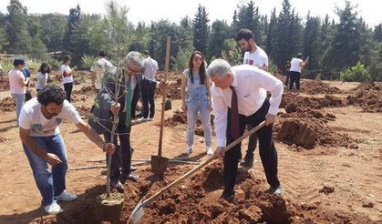 Her şehit adına bir fidan diktiler