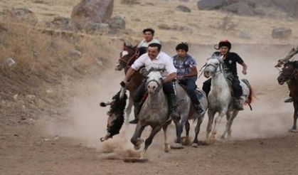 Kırgızlar, 5 bin yıllık ata sporlarını yaşatmaya çalışıyorlar