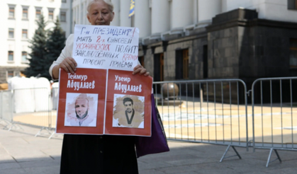 Kırım Tatar siyasi tutsakların annesi, Ukrayna Cumhurbaşkanlığı önünde ikinci kez eylem düzenledi