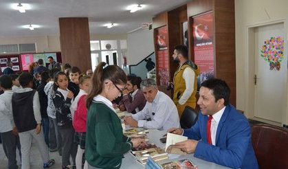 Manavgat'ta öğrenciler birlikte kitap okumak için yazarlarla buluştu