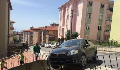 Park yerinden çıktı korkuluklara daldı
