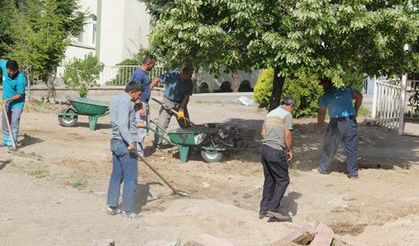 Parklarda yenileme çalışmaları sürüyor