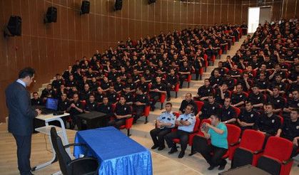 Polis okulu öğrencilerine diş fırçası ve macun dağıtıldı