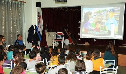 Polisten anaokulu öğrencilerine çizgi filmli trafik eğitimi