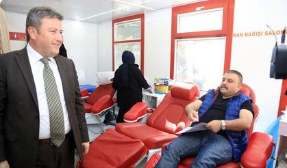 Talas’ta cuma namazı sonrası vatandaşlara aşure ikramı