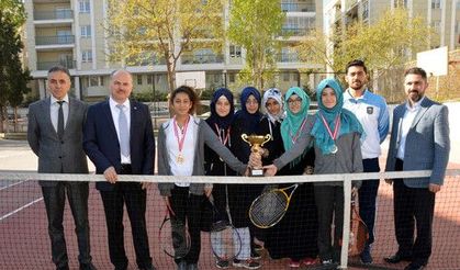 Teniste, Anadolu Kız İmam Hatip Lisesi yenilgisiz şampiyon oldu