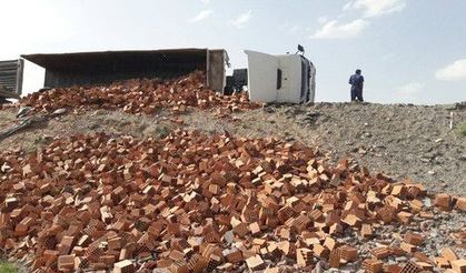 Tuğla yüklü TIR devrildi: 1 yaralı