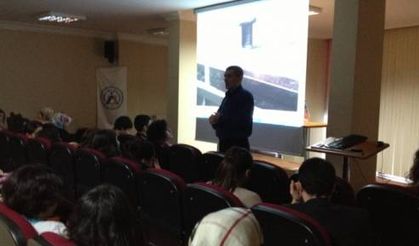 Ümraniye SINAV ' da Konferans '' Ne hafife almak , ne altında ezilmek '' işinize bakıp çalışmak .!
