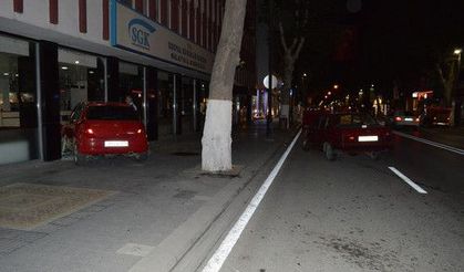 Yolda çarpışan araçlardan biri SGK İl Müdürlüğü binasına girdi