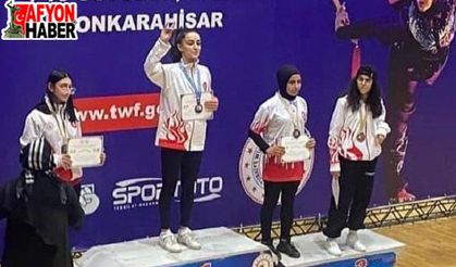 Skandal!.. Şampiyon sporcumuz bozkurt yapınca kürsüden indirildi!..