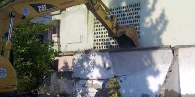 Akdeniz Belediyesi 2 metruk binayı yıktı