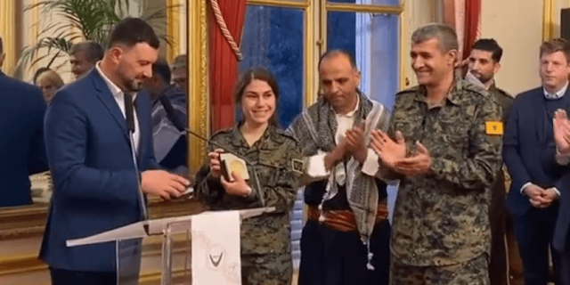 Fransa senatosundan teröristlere onur madalyası