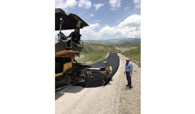 Ağrı'da köy yollarının asfaltlanmasına devam ediliyor