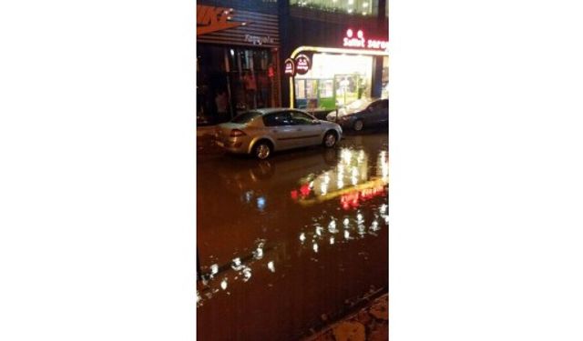 Ağrı'da şiddetli yağış cadde ve sokakları göle çevirdi