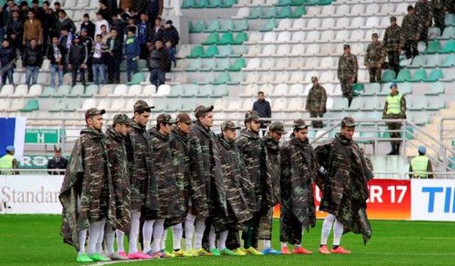 Azerbaycan Premier Lig takımından askeri elbiseli saygı duruşu