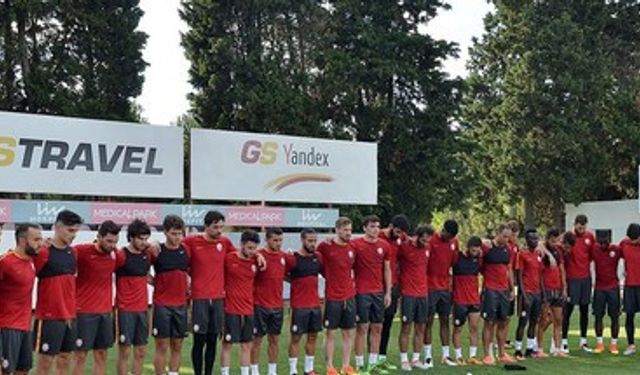 Galatasaray'da Sneijder'li antrenman saygı duruşu ile başladı