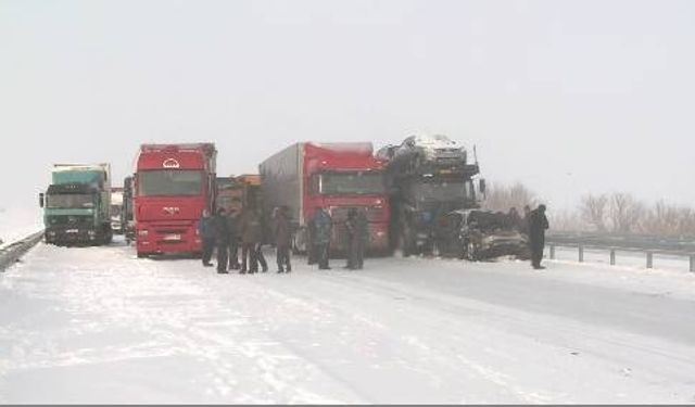 Kazakistan'da trafik kazası:20 araç birbirine girdi