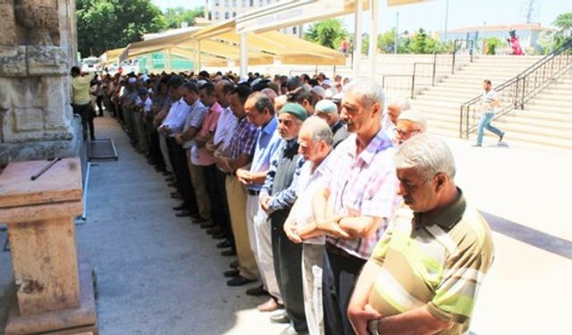 Kırşehir'de demokrasi şehitleri için gıyabi cenaze namazı kılındı
