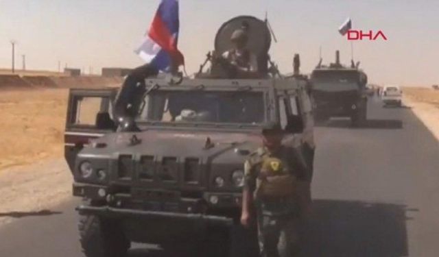 Suriye’de skandal görüntü: PYD/YPG militanı Rus askerleriyle yan yana