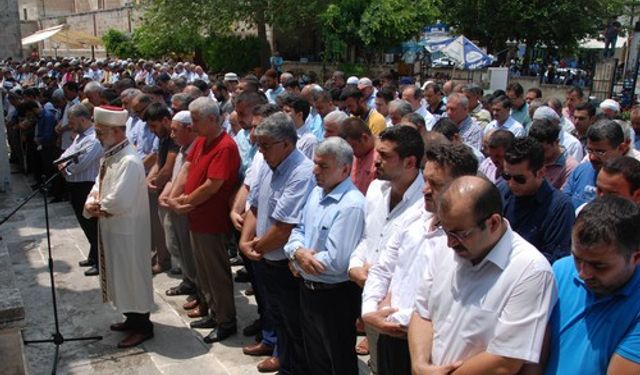Tarsus'ta demokrasi şehitleri için gıyabi cenaze namazı kılındı