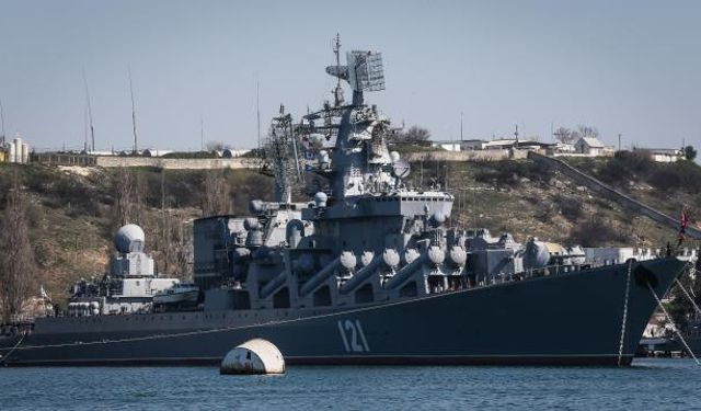 Rusya: "Kruvazör gemisi Moskova, çıkan yangında mühimmatın infilak etmesiyle ağır hasar gördü"